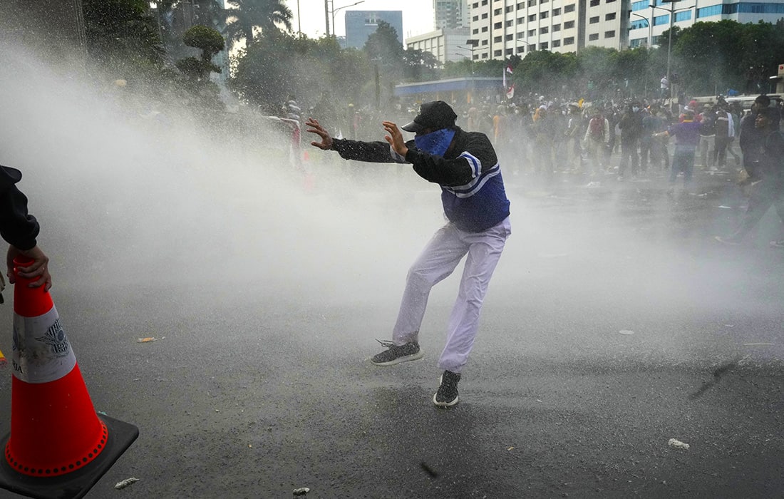 Jakartada prezidentlik saylovlarining kechiktirilishiga qarshi norozilik namoyishlariga politsiya ko‘zdan yosh oqizuvchi gaz va suv sepgan.
