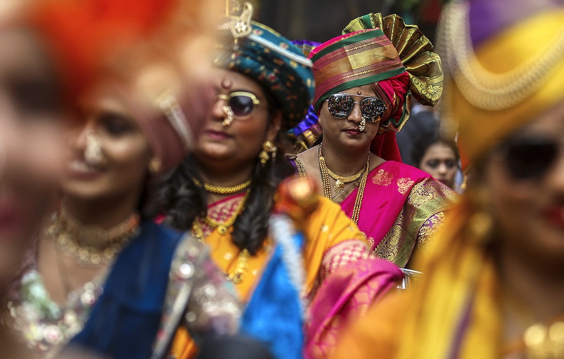 Hindistonning Maxarashtra shtatida COVID-19 bilan bog‘liq barcha cheklovlar, jumladan, majburiy tibbiy niqob kiyish ham bekor qilindi. Suratda: Gangaur festivali.