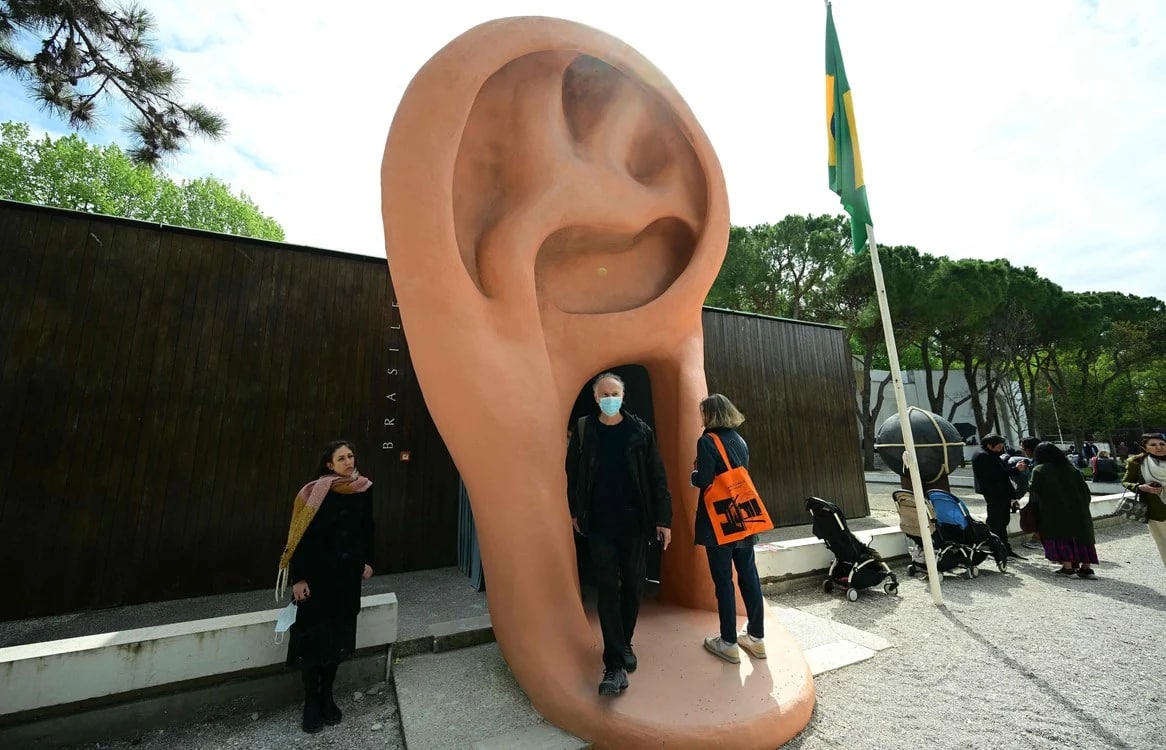 Venetsiya san’at biennalesida Braziliya pavilyoniga kirayotgan tashrifchilar.