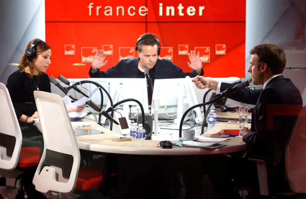 Prezident Emmanuel Makron France Inter 7/9 radio eshittirishi davomida savollarga javob bermoqda.