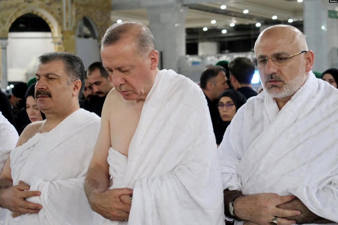 Туркия президенти Ражаб Тоййиб Эрдўғон Макка шаҳридаги Масжид-ул Ҳарамда бомдод намозини ўқиди.