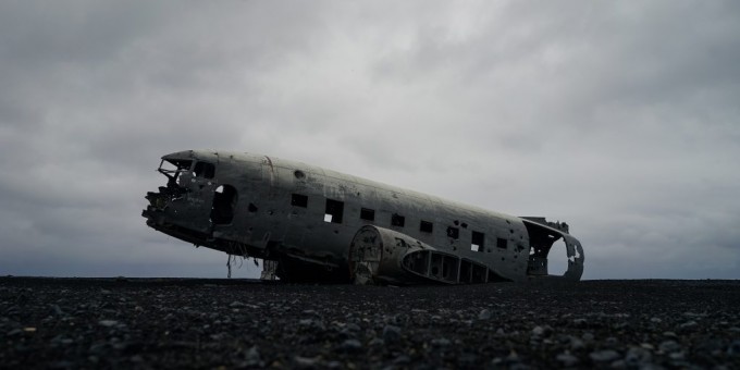 1973 йили Исландияда ҳалокатга учраган  ДC-3 самолёти. Ушбу ҳалокатда экипажнинг барча аъзолари омон қолган 