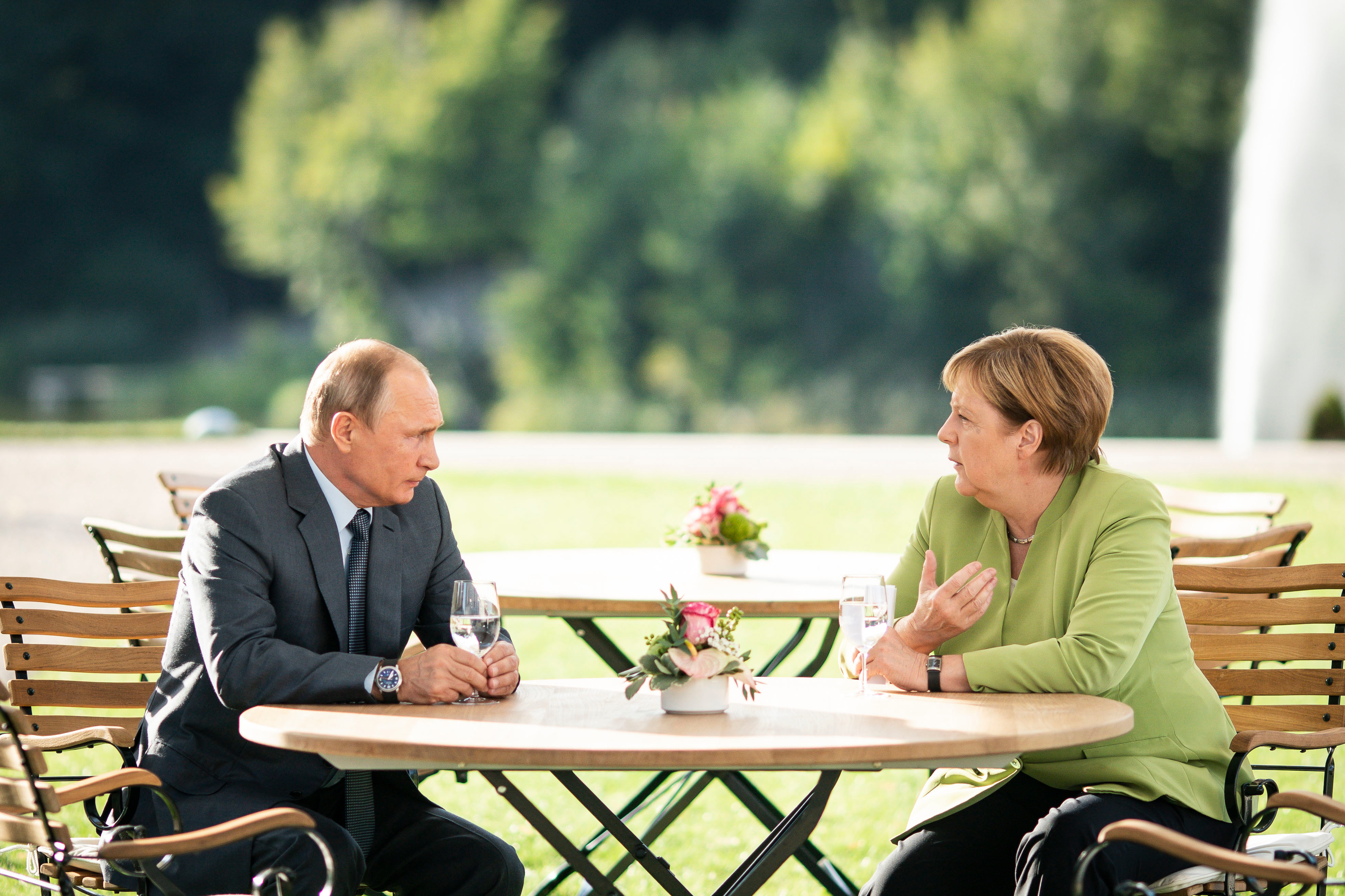 Putin bilan suhbatlashayotgan Merkel