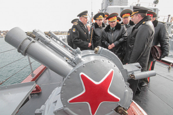 Rossiya mudofaa vaziri Sergey Shoygu (markazda) “Moskva” raketa kreyseri bortidagi qurollarni tekshirish jarayonida, 2013-yil 20-fevral.