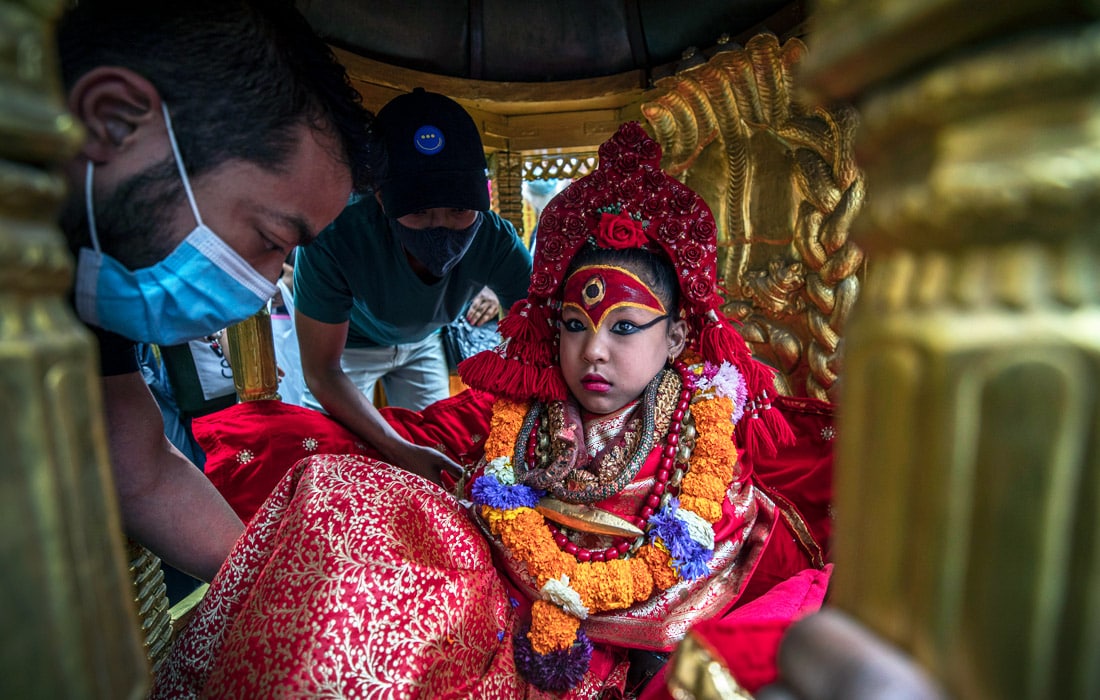 Nepalning tirik ma’budasi Kumari Katmandudagi ot festivalida ishtirok etish uchun olib ketilmoqda.