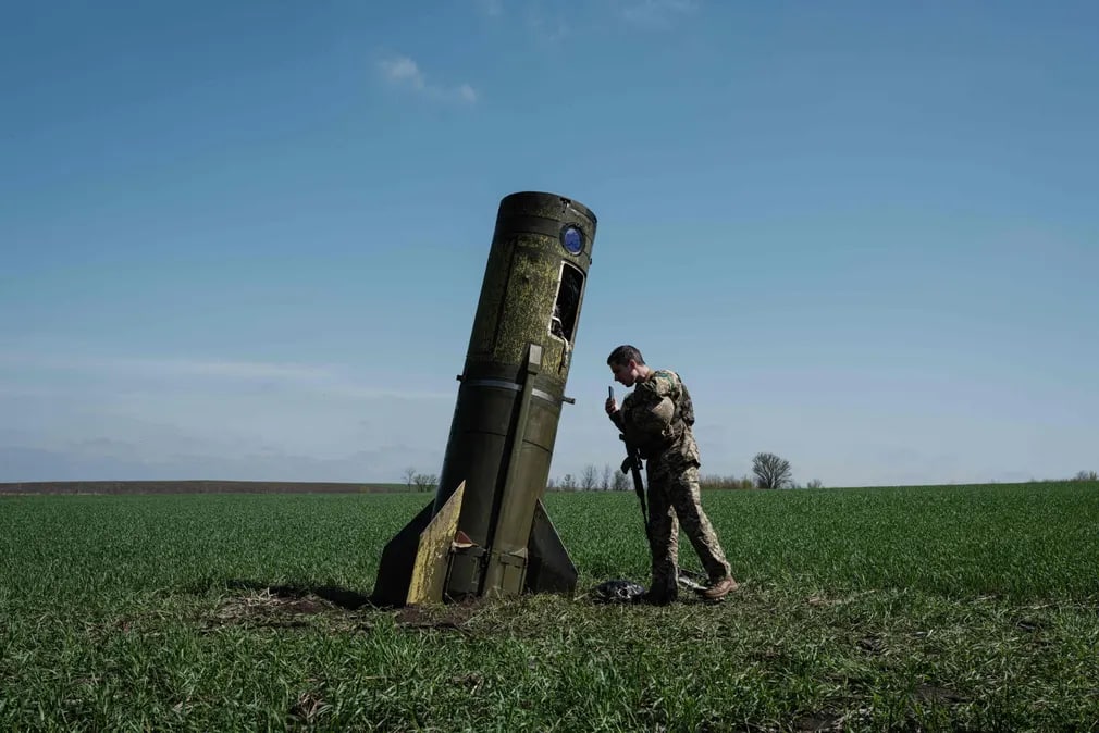 Украина аскари Боҳодарове даласига қулаган рус баллистик ракетаси қолдиғини кўздан кечирмоқда.