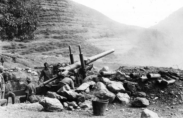 Хитой позицияларига ўқ узаётган ҳинд артиллерияси. 1962 йил