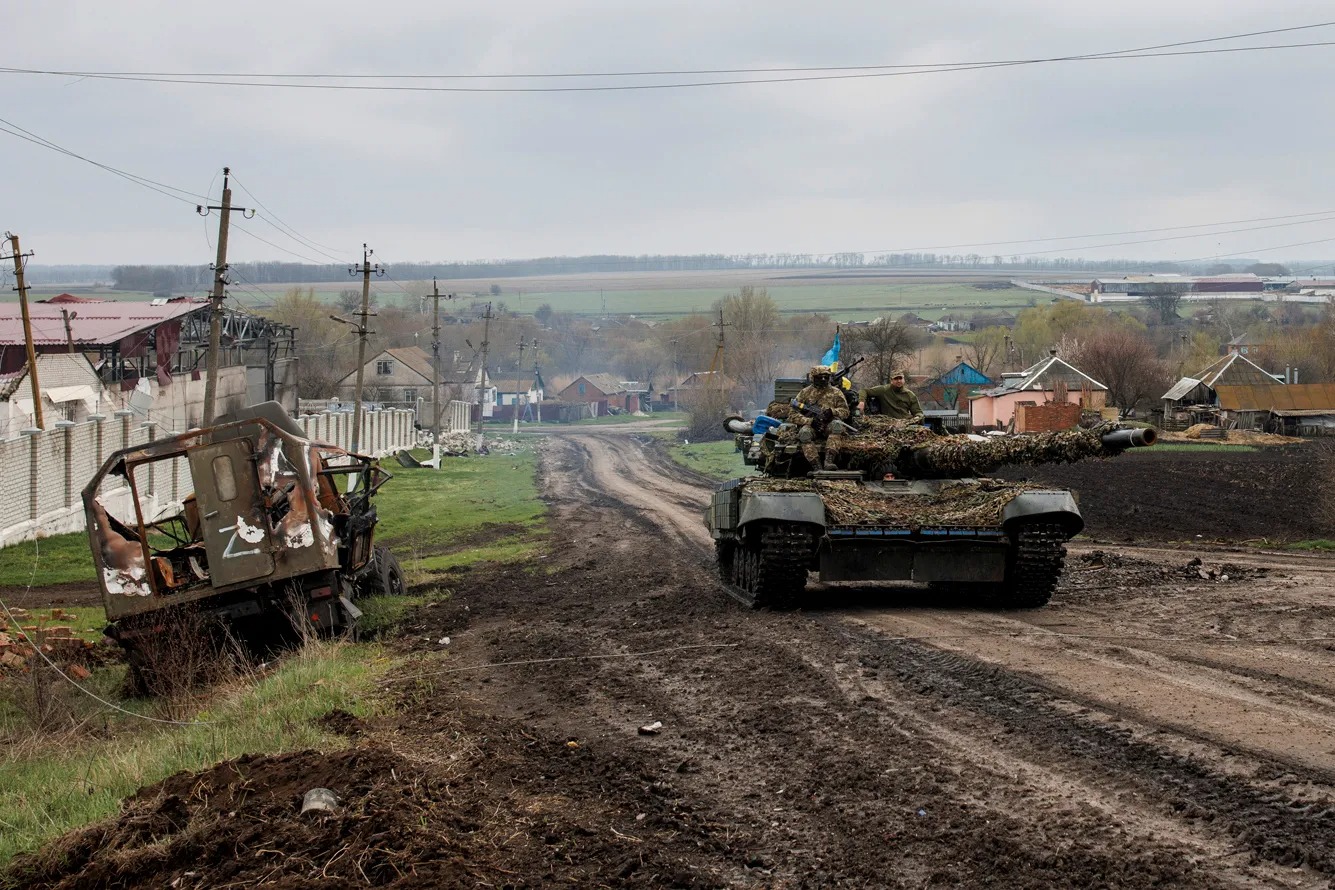 Ukraina tanki Xarkov viloyatining “Gusarkova” qishlog‘ida “Z” belgisi qoldirib ketilgan va yo‘q qilingan Rossiya texnikasi oldidan o‘tib ketmoqda