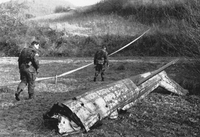 Xorvatiya askarlari Yugoslaviya armiyasi qiruvchi samolyoti tomonidan urib tushirilgan Yevropa hamjamiyati Kuzatuv missiyasi vertolyoti bo‘laklarini ko‘zdan kechirmoqda. 1992-yil 8-yanvar