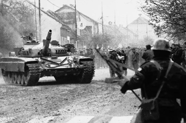 Yugoslaviya armiyasi tanki Xorvatiyaning Yastrebarsko shahrini tark etmoqda. 1991-yil 30-noyabr