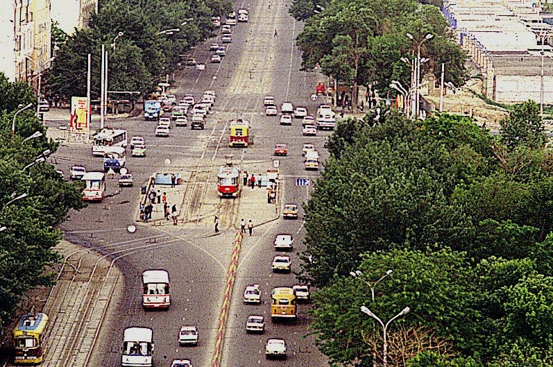 Тошкентнинг трамвай, автобус ва троллейбусларга тўла Навоий кўчаси, 1980-йиллар охири — 1990-йиллар боши.