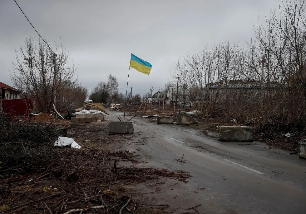 Kiyev viloyati, Kozarovichiy qishlog‘idagi ko‘chada Ukraina bayrog‘i.