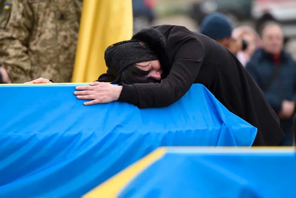 Ukrainalik askarning onasi o‘g‘lining tobuti ustida yig‘lamoqda. Askar Lvovdagi Lychakiv qabristoniga dafn etildi.