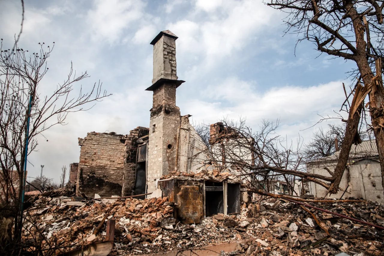 Lugansk viloyati, Popasna shahrida vayron bo‘lgan uy.