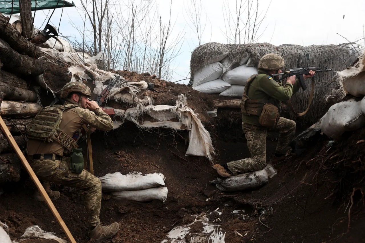 Украина армияси аскарлари Луганск яқинидаги окопларда.