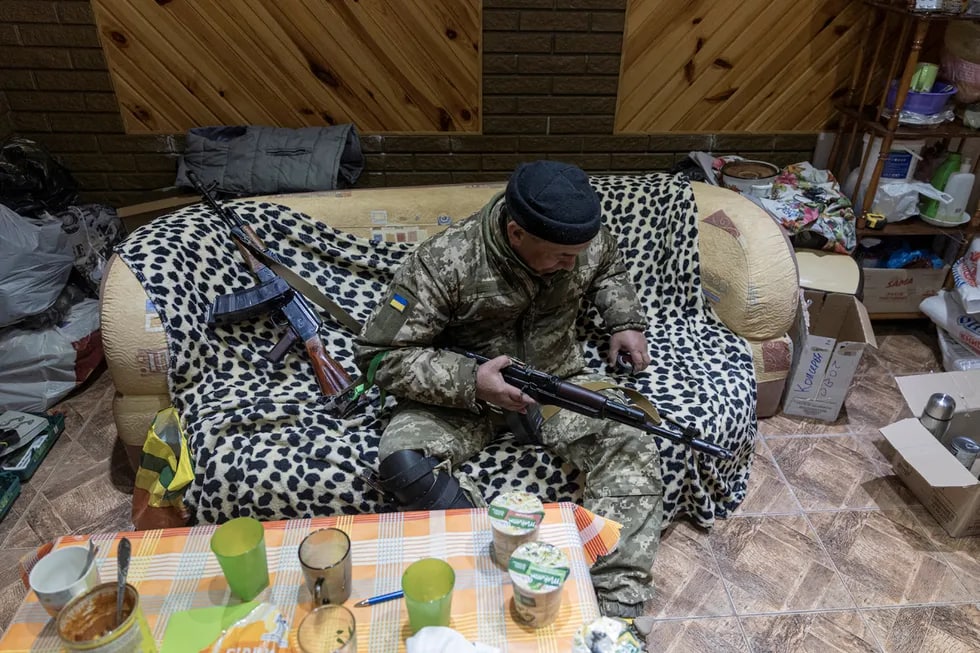 Ukrainalik askar qurollarini ko‘zdan kechirmoqda, Barvenkovo, Xarkov viloyati.