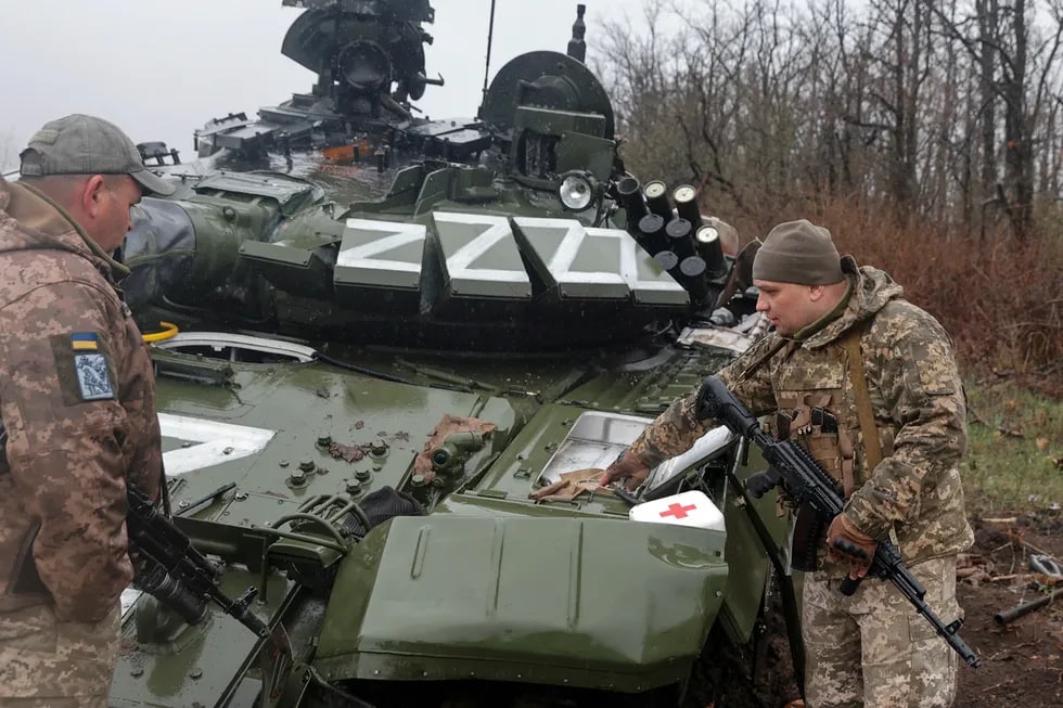 Rossiyaning T-72 tanki yonida turgan Ukraina harbiy xizmatchilari, Donetsk.