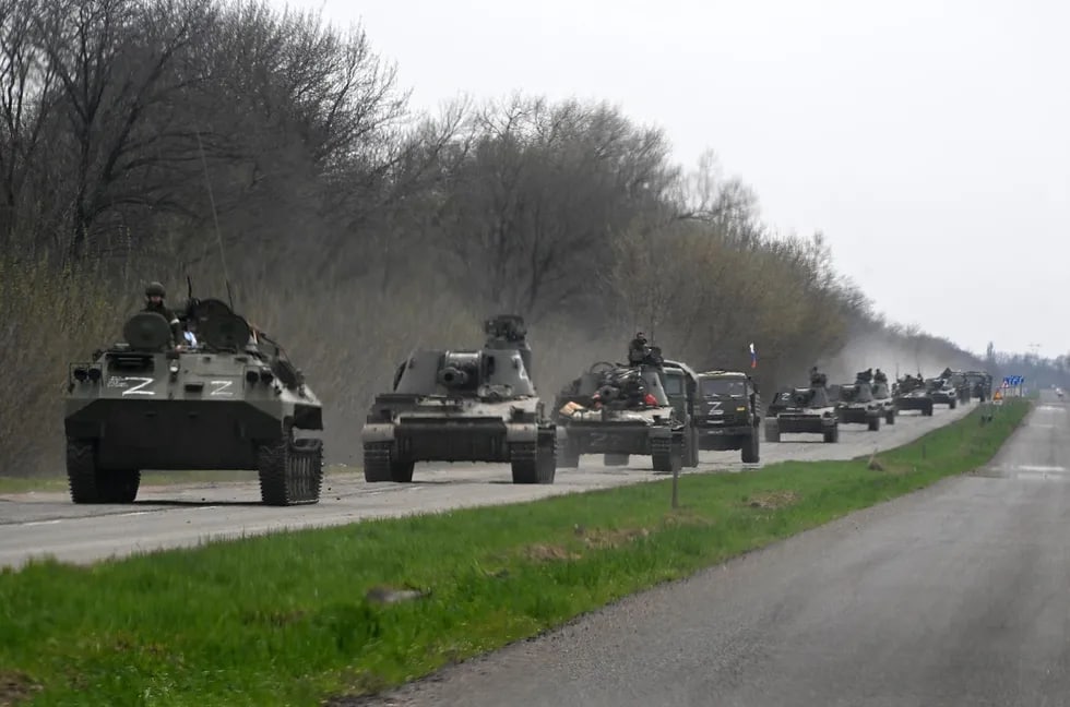 Rossiya armiyasi va o‘zini o‘zi respublika deb e’lon qilgan Donetsk harbiy politsiyasining harbiy texnikalar karvoni, Mariupol.