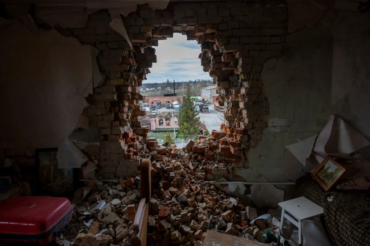 Bombardimon qilingan binodagi kvartiradan Makarov posyolkasining ko‘rinishi.