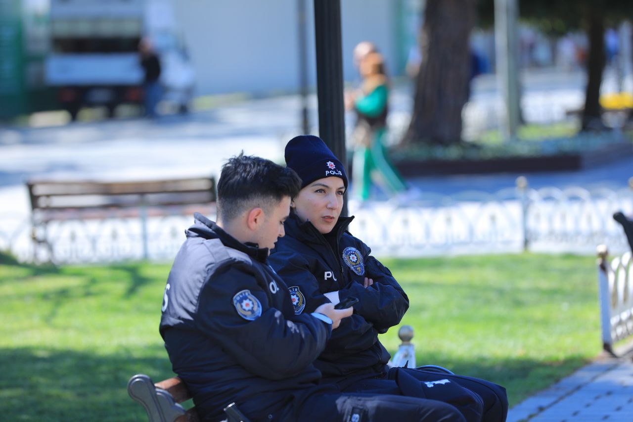 Istanbul ko‘chalaridagi xizmatdan biroz tin olgan politsiya xodimlari.