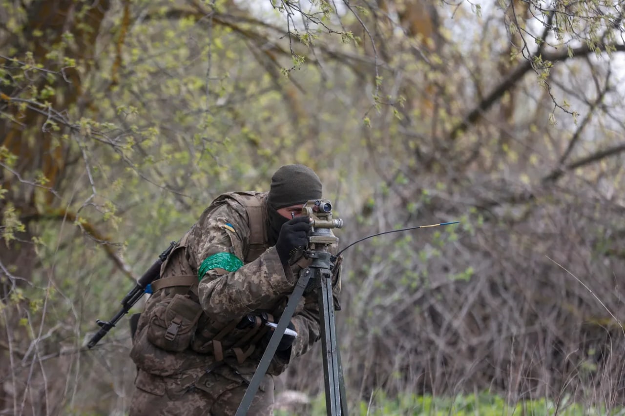 Ukrainalik askar nishonga olishda yordam beradigan moslama bilan o‘z pozitsiyasida turibdi. Xarkov viloyatida janglar davom etmoqda.