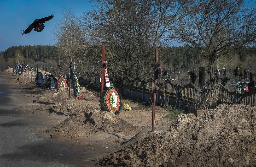 Buchadagi yangi qabrlar. Rossiya armiyasi Kiyev viloyatidan olib chiqilgach, 900 nafar tinch aholining jasadi topildi.