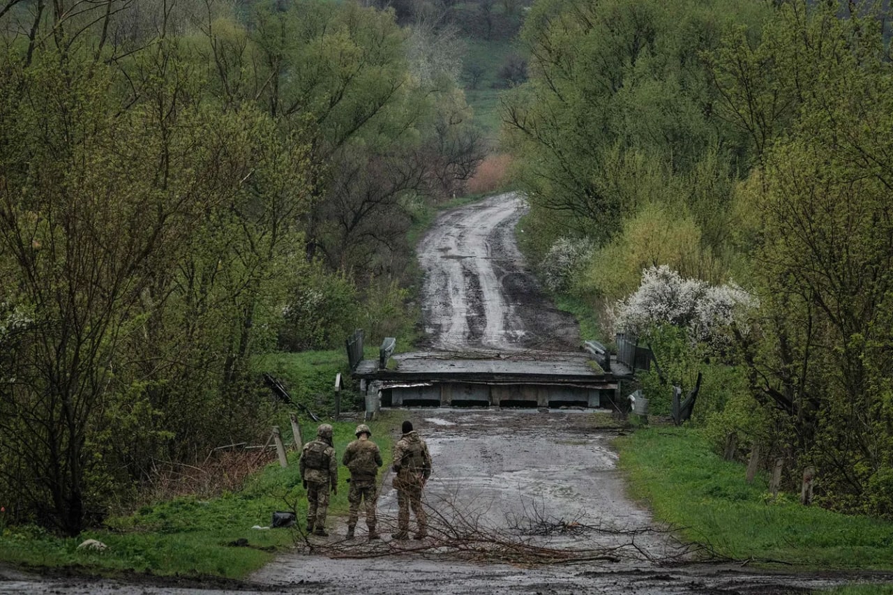 Ukrainalik askarlar Donetsk viloyati, Liman shahri chetidagi yo‘lda. Shahar yaqinida janglar davom etmoqda.