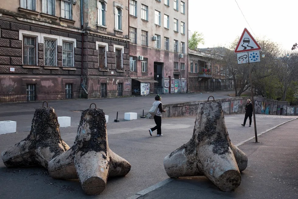 Odessa ko‘chalaridagi barrikadalar. Shahar rus armiyasining ehtimoliy bosqiniga tayyorlanmoqda.