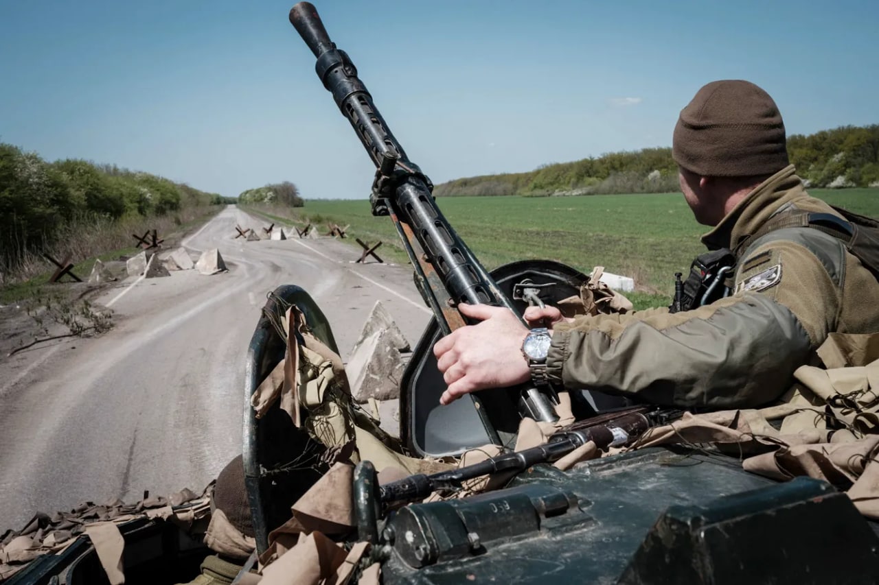 Slavyansk yaqinida BTRda ketayotgan ukrainalik askar. Shahar Ukraina nazoratida qolmoqda.