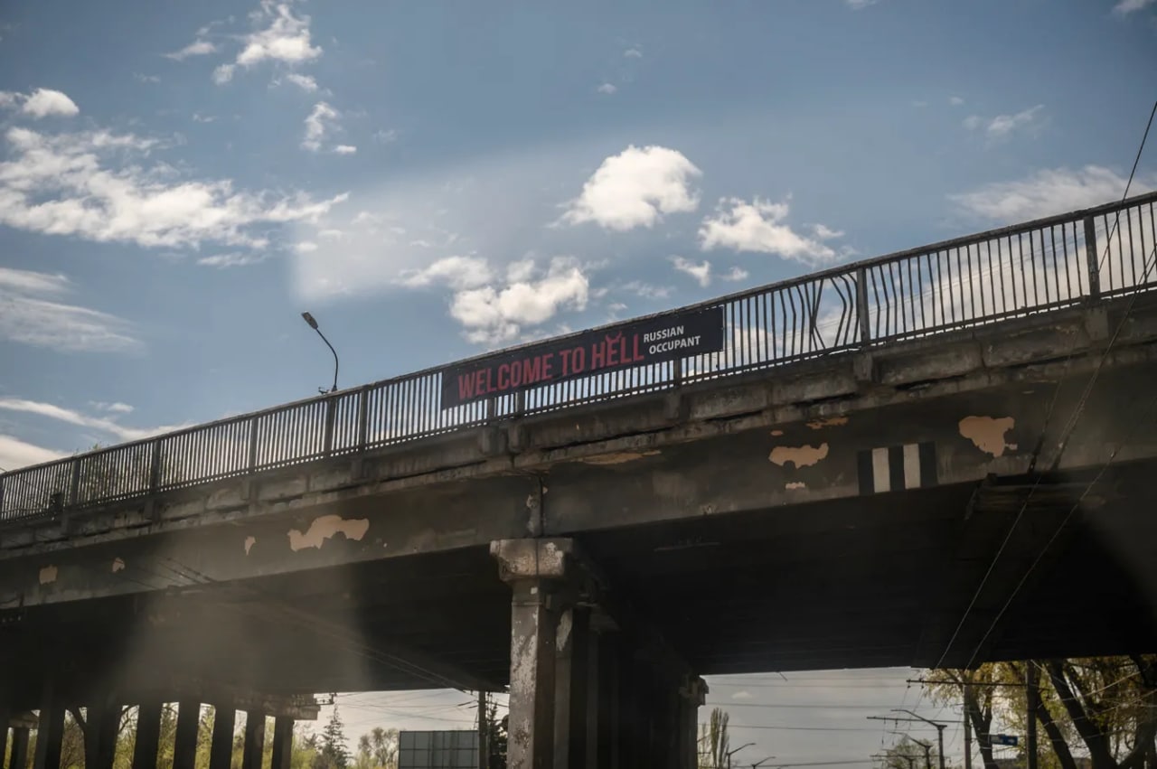 Krivoy Rog chekkasidagi ko‘prikda “Jahannamga xush kelibsan, rossiyalik bosqinchi” deb yozilgan banner