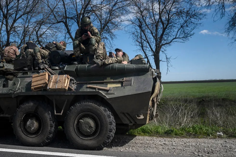 Ukrainalik askarlar Krivoy Rog chetidagi zirhli texnika ustida.