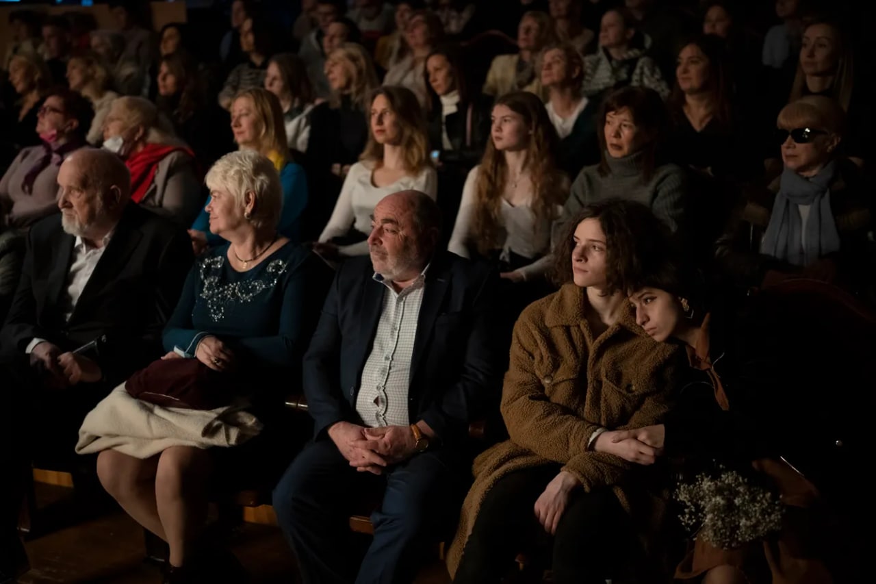 Ukrainaliklar Ivana Frankodagi Dramatik teatrda spektakl tomosha qilmoqda.