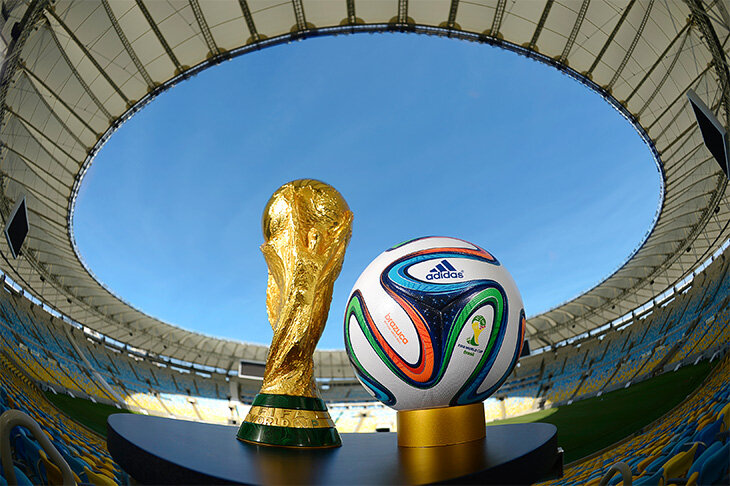 <strong>2014 йил, Brazuca, Бразилия.</strong> Ранг-баранг Brazuca’да Adidas панеллар сонини қисқартириш билан тенденцияни давом эттиради, уларнинг сони атиги 6 тани ташкил қилади. Бу ном мухлислар сўрови асосида танланади. Brazuca «бразилиялик» ёки «беғубор турмуш тарзи ёки ғам-ташвишсиз ҳаёт» деган маънони англатади. Jabulani билан боғлиқ муаммолардан сўнг мазкур тўп икки ярим йил давомида синовлардан ўтказилади.