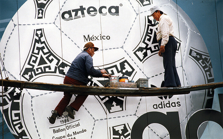 <strong>1986-yil, Azteca, Meksika.</strong> Bu davrga kelib, charm to‘plar o‘z o‘rnini sintetikaga bo‘shatib beradi. Naqshni tanlashda esa asteklar madaniyatidan ilhomlanilgan.