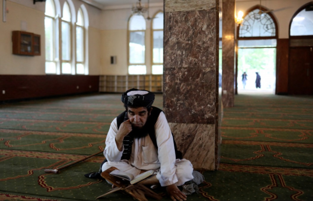 Kobuldagi masjidda Ramazon oyida Qur’on o‘qiyotgan afg‘on