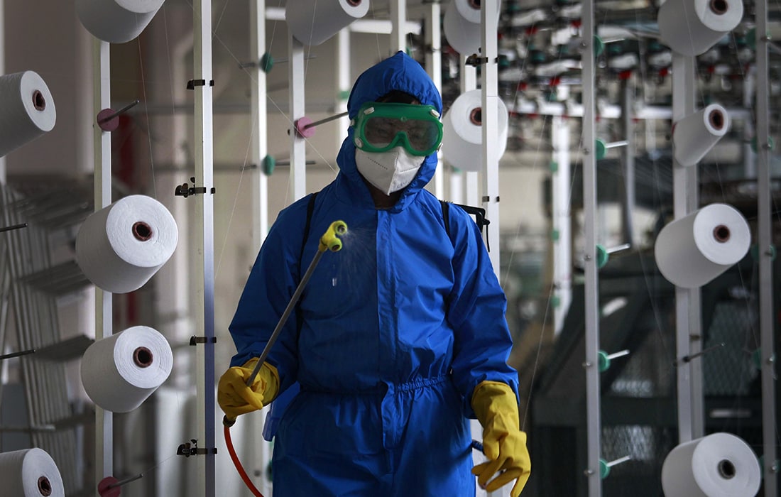 Shimoliy Koreyada COVID-19 epidemiyasi sababli Pxenyandagi trikotaj fabrikasi dezinfeksiya qilinmoqda.