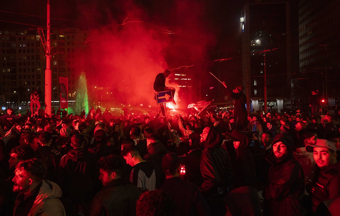 Rotterdamda o‘tkazilgan UEFA konferensiya ligasining yarim finalini tomosha qilayotgan muxlislar.