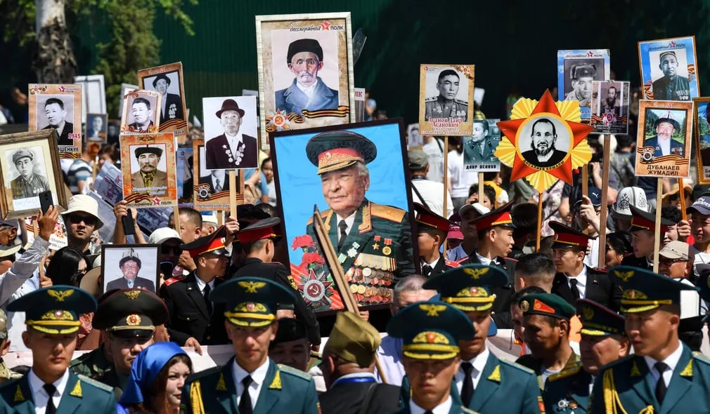 Fashistlar Germaniyasi ustidan qozonilgan g‘alabaning 77 yilligini nishonlash marosimida tashkil etilgan “O‘lmas polk” ishtirokchilari, Bishkek.