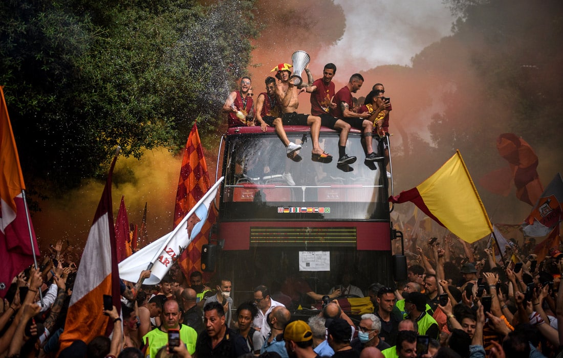 “Roma” futbolchilari va muxlislari Rimda UEFA Konferensiya Ligasi finalidagi g‘alabani nishonladi.