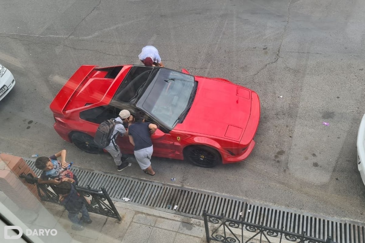 Тошкентнинг Абдулла Қодирий кўчасида тўхтаб турган Ferrari автомобилини томоша қилаётган болалар.