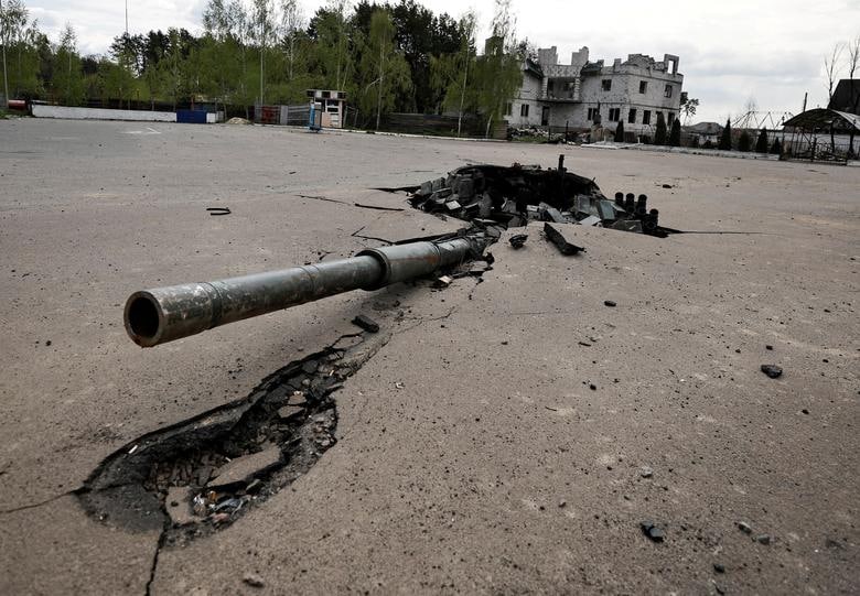 Kiyev viloyatining Zalissya shahrida vayron qilingan rus tanklarining qoldiqlari.