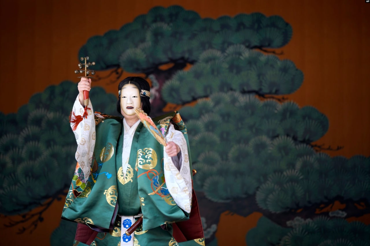 Tokiodagi Kanda ziyoratgohida ikki yilda bir marta o‘tkaziladigan “Kanda Matsuri” festivalida raqqosa “Noh” raqs-dramasini ijro etmoqda.