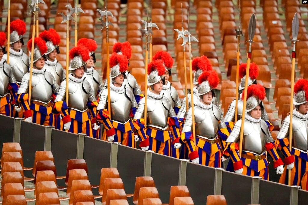 Vatikan Shveysariya gvardiyasi qasamyod marosimi munosabati bilan Pol VI zaliga keldi.
