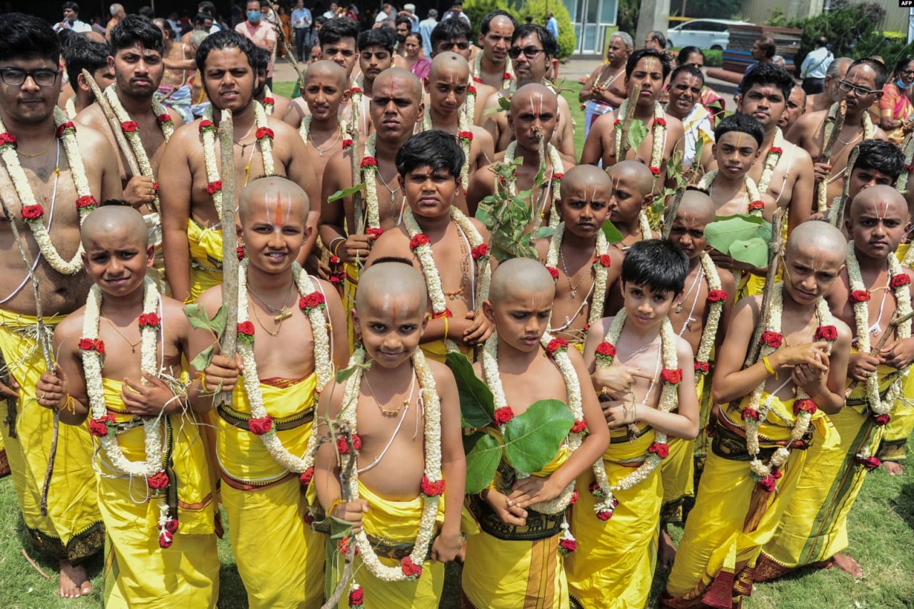 Brahmanlar jamoasiga mansub yosh hindu bolalari Bangalorda “Upanayana” — muqaddas ipni bog‘lash marosimida ishtirok etishmoqda.