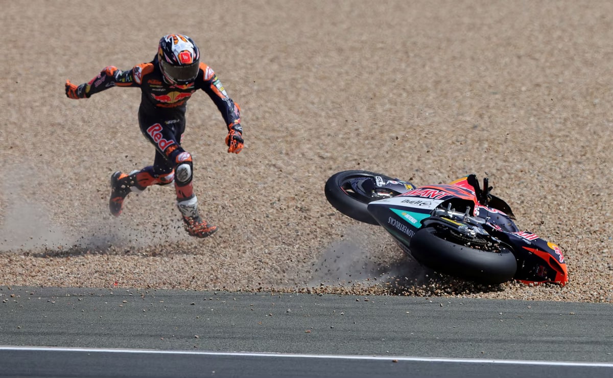Red Bull jamoasi a’zosi Pedro Akosta Le Manshdagi Moto2 Gran-prisi chog‘ida yiqildi.