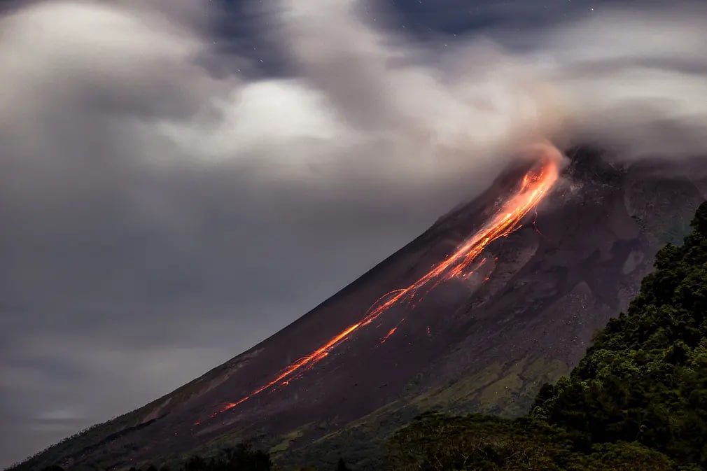 Индонезиянинг энг фаол вулқони – Мерапининг кратеридан лава оқмоқда.