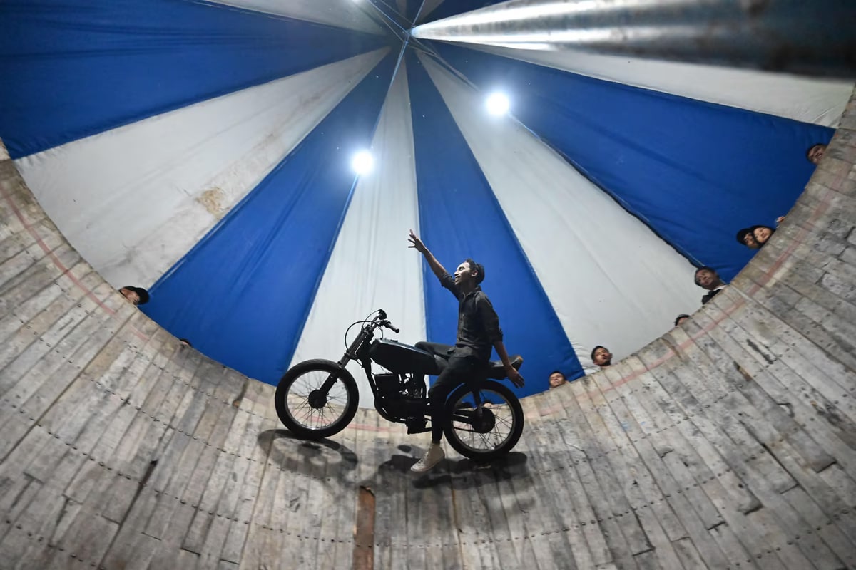 Indoneziyaning Bogor shahridagi tungi karnavalda “o‘lim devori”da chiqish qilayotgan mototsiklchi.