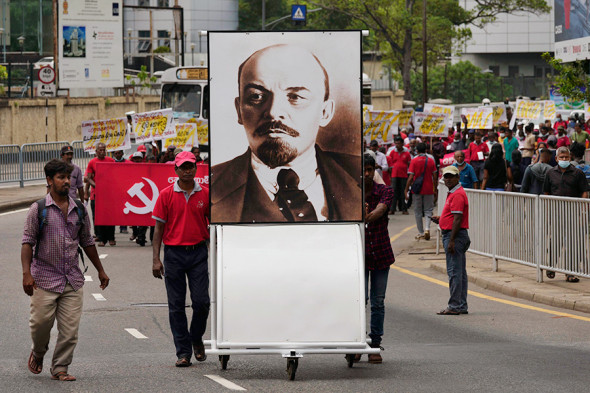 Kolombo, Shri-Lanka. Vladimir Leninning portretini ko‘tarib olgan Shri-Lanka front sotsialistik partiyasi a’zolari.