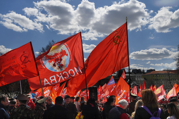 Moskva, Rossiya. Kommunistik partiya tarafdorlari miting o‘tkazmoqda.