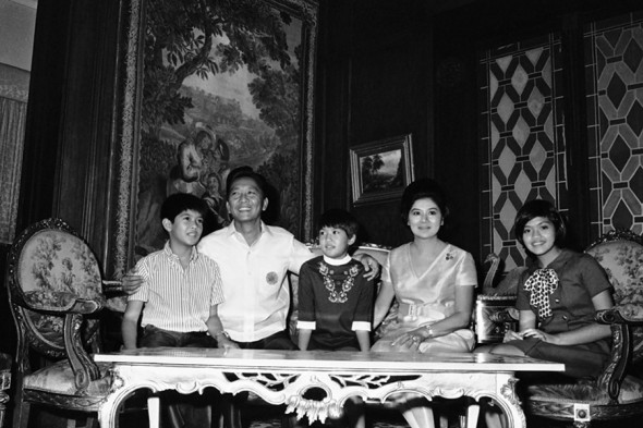 Президент Фердинанд Маркос, Филиппин биринчи хоними леди Имелда фарзандлари — Фердинанд, Ирен ва Имелда билан бирга. 1969 йил ноябрь, Манила.
